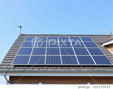 太陽光発電パネルが設置された住宅の屋根 122173415