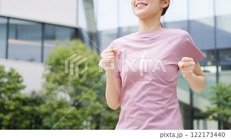 都心でジョギングをする女性 都心でジョギングをする女性 122173440
