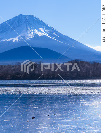 凍結した厳冬の精進湖と富士山の絶景 凍結した厳冬の精進湖と富士山の絶景 122173567