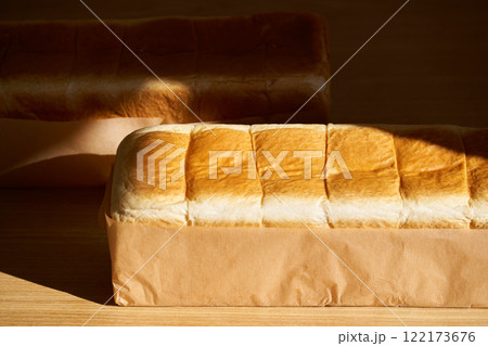 包装紙に包んだ焼きたての食パン 122173676