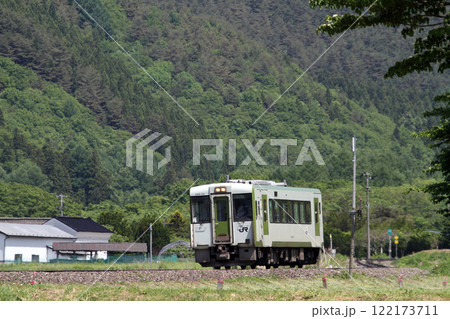 初夏の里を駆ける釜石線普通列車　キハ100 122173711
