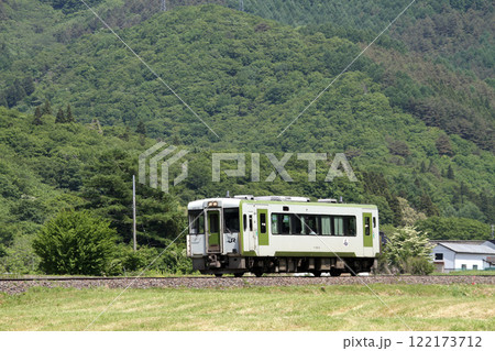 初夏の里を駆ける釜石線普通列車　キハ100 122173712