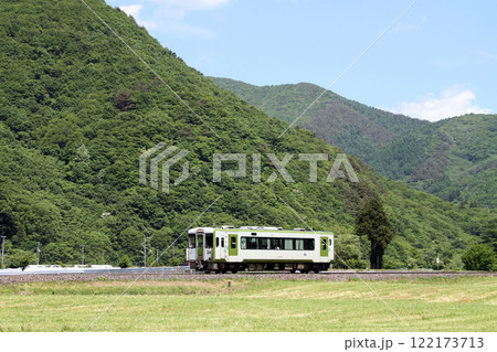 初夏の里を駆ける釜石線普通列車　キハ100 122173713