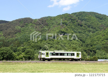 初夏の里を駆ける釜石線普通列車　キハ100 122173715