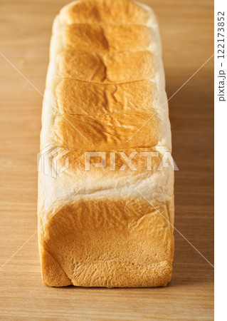 焼きたての食パン 122173852