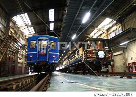 網干総合車両所に並べられたJR西日本12系客車と14系客車サロンカーなにわ_2024/12/15撮 122173897