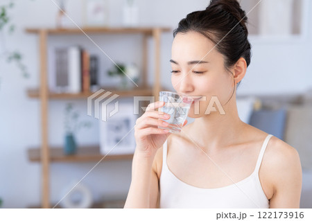 ミネラルウォーターを飲む若い女性 122173916