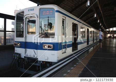 大師前駅に停車中の東武大師線8000系電車 122173930