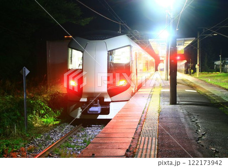 夜汽車は『尾瀬』の入口… 会津高原尾瀬口駅に停車する夜行列車【尾瀬夜行2345】 夜汽車は『尾瀬』の入口… 会津高原尾瀬口駅に停車する夜行列車【尾瀬夜行2345】 122173942