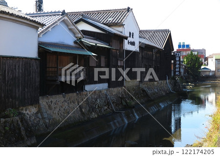 重伝建の古い街並みが残る和歌山県の湯浅：かつて舟運に使われていた大仙堀 122174205