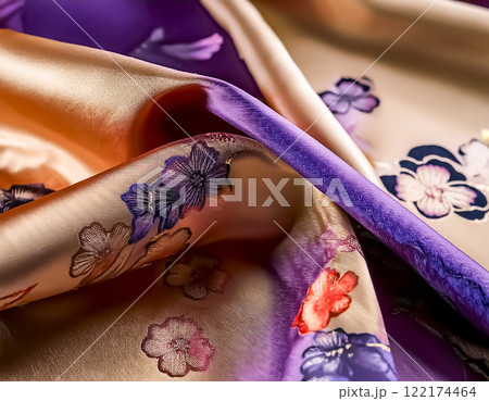 シルクの背景イメージ素材　和柄　カラフル 122174464