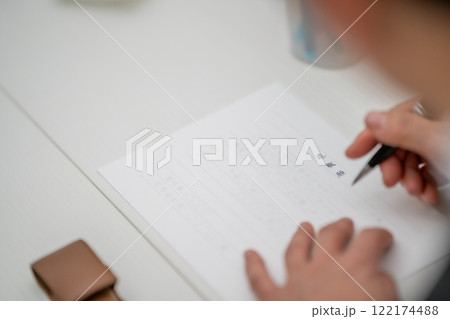 手書きで退職願を書く社員 122174488