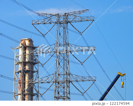 火力発電所の煙突と送電塔 火力発電所の煙突と送電塔 122174594