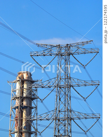 火力発電所の煙突と送電塔 火力発電所の煙突と送電塔 122174595
