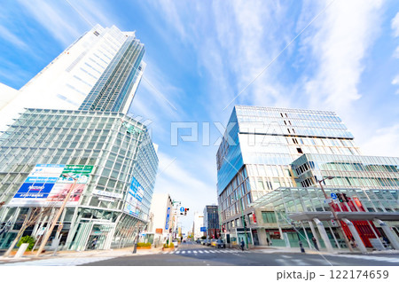 再開発進む新潟市西堀通りのオフィス街 122174659