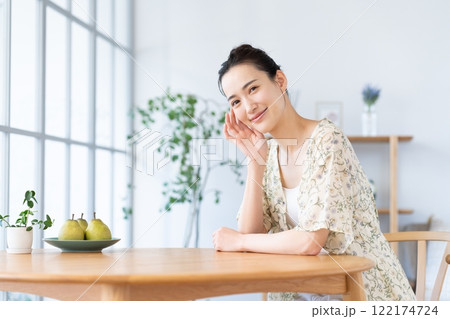 自宅でくつろぐ若い女性 122174724