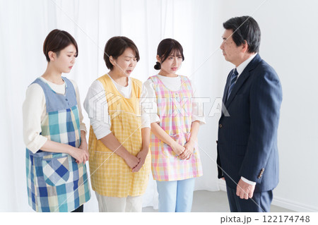 園長に給料の交渉をする保育士 122174748