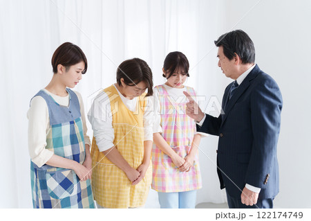 園長に給料の交渉をする保育士 122174749