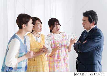 園長に給料の交渉をする保育士 122174750