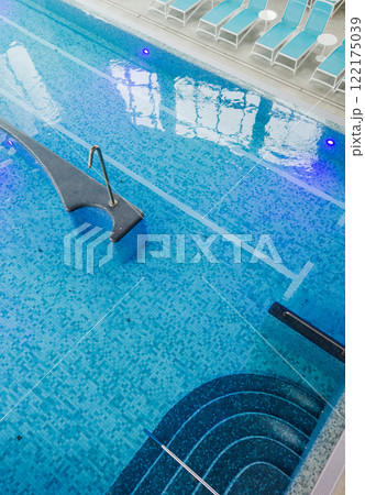 Clear swimming pool 122175039