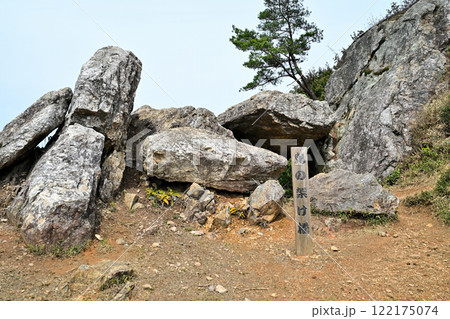 明智光秀による築城された　丹波「金山城」麓から本丸の様子 122175074