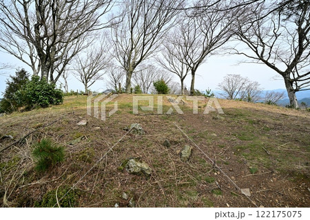 明智光秀による築城された　丹波「金山城」麓から本丸の様子 122175075