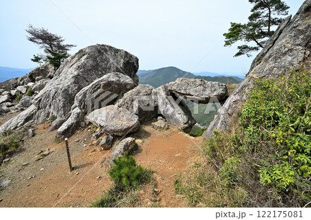 明智光秀による築城された　丹波「金山城」麓から本丸の様子 122175081