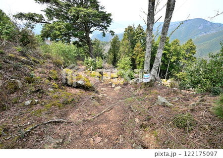 明智光秀による築城された　丹波「金山城」麓から本丸の様子 122175097