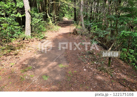 明智光秀による築城された　丹波「金山城」麓から本丸の様子 122175108