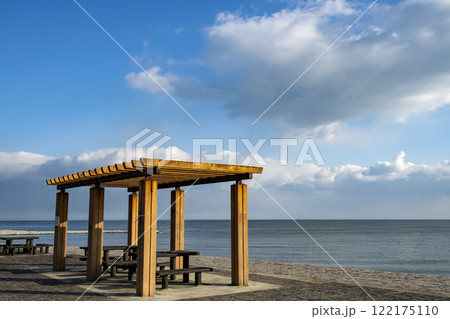 冬の青空と美しい青い海の浜の宮海岸【福岡県築上郡】 122175110