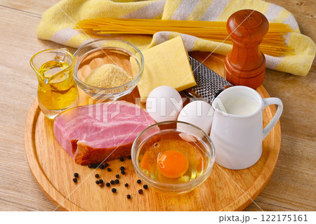 カルボナーラ（イタリアンパスタ）料理を作る食材、卵やベーコン、オリーブオイルとチーズと牛乳。 122175161