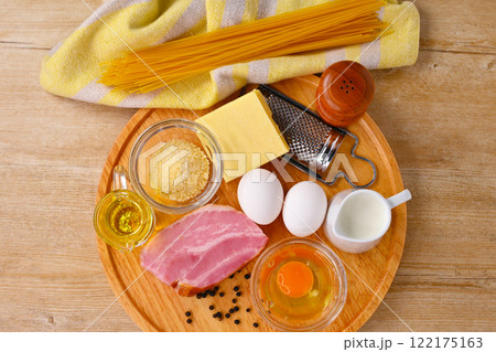 カルボナーラ（イタリアンパスタ）料理を作る食材、卵やベーコン、オリーブオイルとチーズと牛乳。 122175163