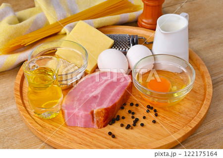 カルボナーラ（イタリアンパスタ）料理を作る食材、卵やベーコン、オリーブオイルとチーズと牛乳。 122175164