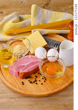 カルボナーラ（イタリアンパスタ）料理を作る食材、卵やベーコン、オリーブオイルとチーズと牛乳。 122175166