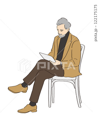 座ってタブレットを見るシニア男性 122175175