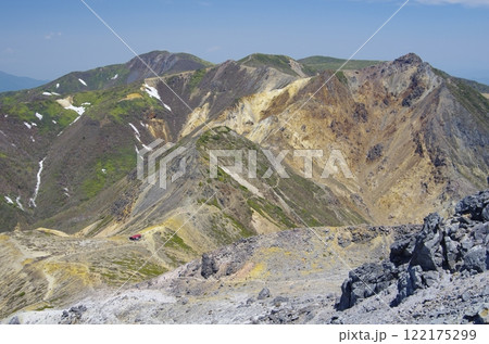 春の那須茶臼岳から望む朝日岳と三本槍岳 122175299