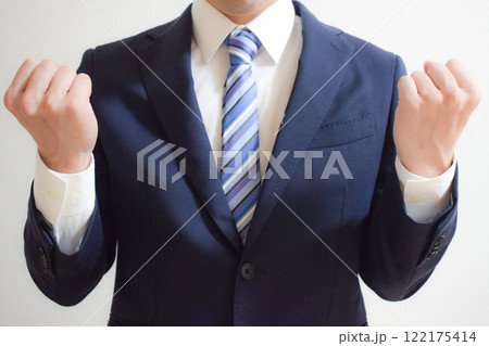 ガッツポーズをするスーツ姿の男性⑤ ガッツポーズをするスーツ姿の男性⑤ 122175414