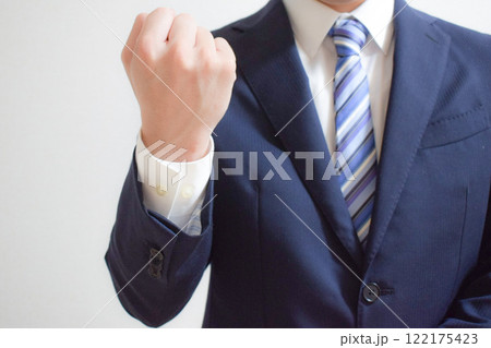 ガッツポーズをするスーツ姿の男性② 122175423