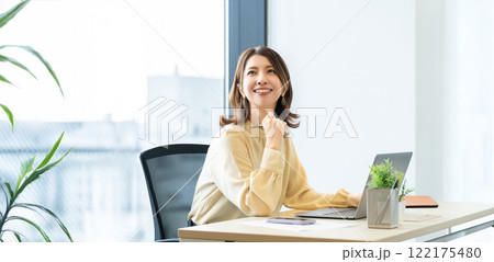デスクワークをする笑顔の女性・ビジネスウーマン 122175480