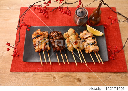 長皿に並んだ焼鳥（ヤキトリ）料理。タレ・塩、ネギマ・つくね・レバー、レモンを添えて。 122175691