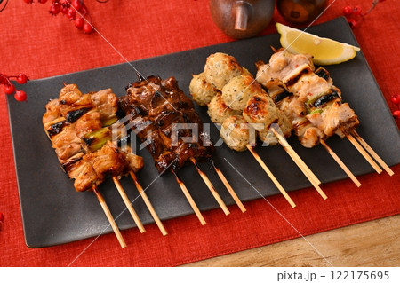 長皿に並んだ焼鳥（ヤキトリ）料理。タレ・塩、ネギマ・つくね・レバー、レモンを添えて。 122175695
