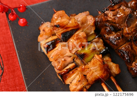 長皿に並んだ焼鳥（ヤキトリ）料理。タレ・塩、ネギマ・つくね・レバー、レモンを添えて。 122175696