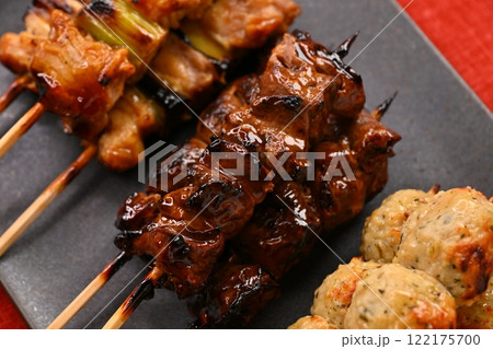 長皿に並んだ焼鳥(ヤキトリ)料理。タレ・塩、ネギマ・つくね・レバー、レモンを添えて。 長皿に並んだ焼鳥(ヤキトリ)料理。タレ・塩、ネギマ・つくね・レバー、レモンを添えて。 122175700