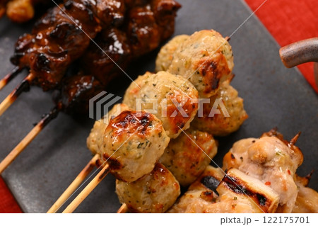 長皿に並んだ焼鳥（ヤキトリ）料理。タレ・塩、ネギマ・つくね・レバー、レモンを添えて。 122175701