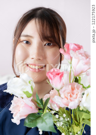 満開の花を持つ若い女性 122175923