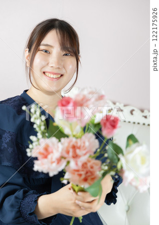 満開の花を持つ若い女性 満開の花を持つ若い女性 122175926
