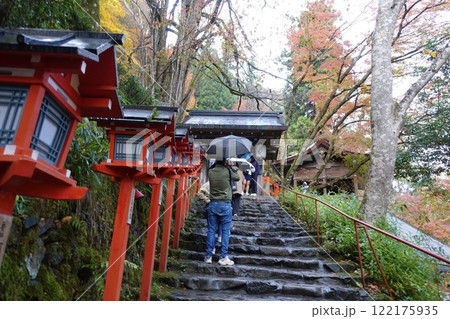 京都　貴船神社 参道の赤灯篭 122175935