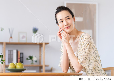 自宅でくつろぐ若い女性 自宅でくつろぐ若い女性 122176283