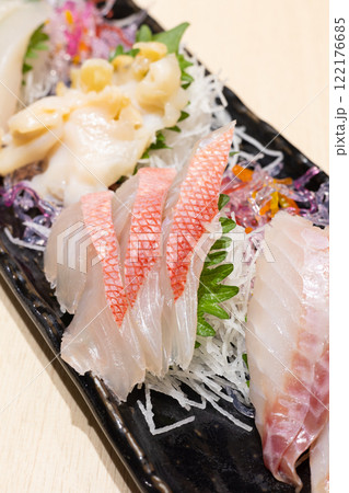おいしい金目鯛とバイ貝、メバルの刺身盛り合わせ 122176685