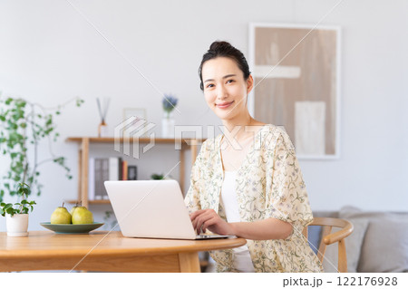家でパソコンを使う若い女性 家でパソコンを使う若い女性 122176928